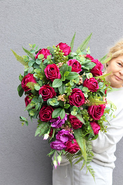 Dark Pink 2, kompozycja nagrobna w drewnianym naczyniu, wym.33x80cm