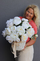 Romance Peonies, kosz z peoniami