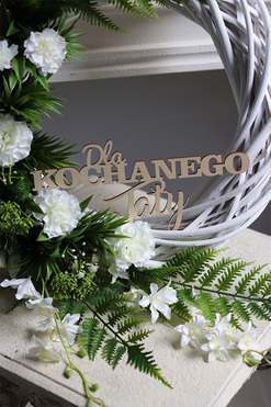 Białe Goździki, wieniec nagrobny z dedykacją,śr.38cm 