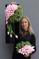 Tulippo New Design Pink, dekoracja nagrobna na czarnej podstawie