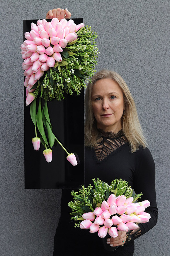 Tulippo New Design Pink, dekoracja nagrobna na czarnej podstawie