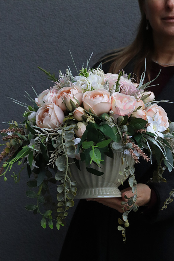 Czarowna Eligia Embassy, elegancka kompozycja kwiatowa