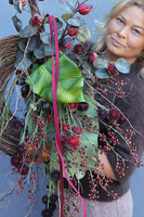 Bordonne, asymetryczny wianek / wieniec z kwiatową dekoracją, dł.85cm