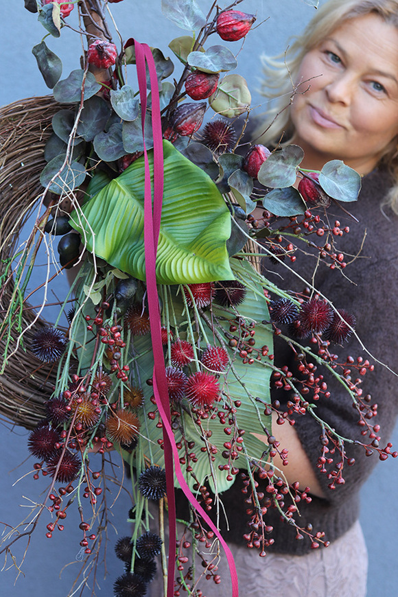 Bordonne, asymetryczny wianek / wieniec z kwiatową dekoracją, dł.85cm