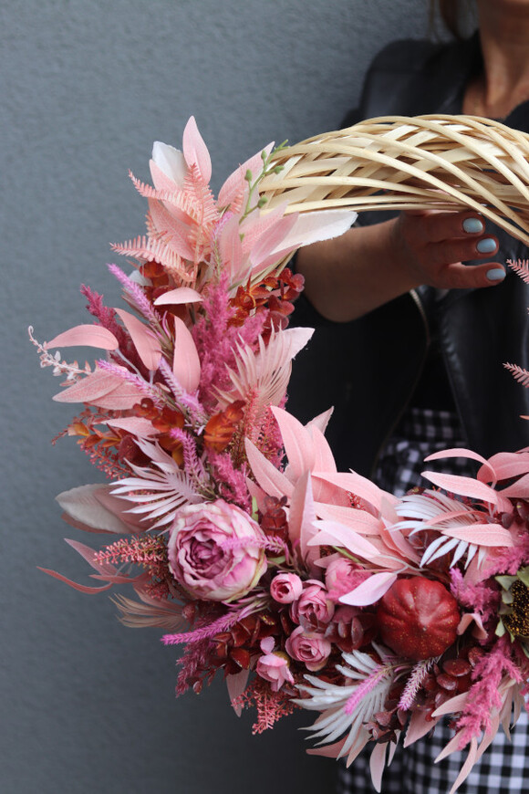 Pink Poem, asymetryczny jesienny wianek z dyniami