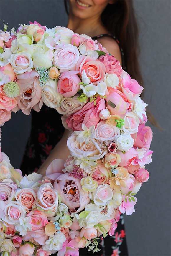 Bellis 2, różowy wianek na drzwi, śr.50cm