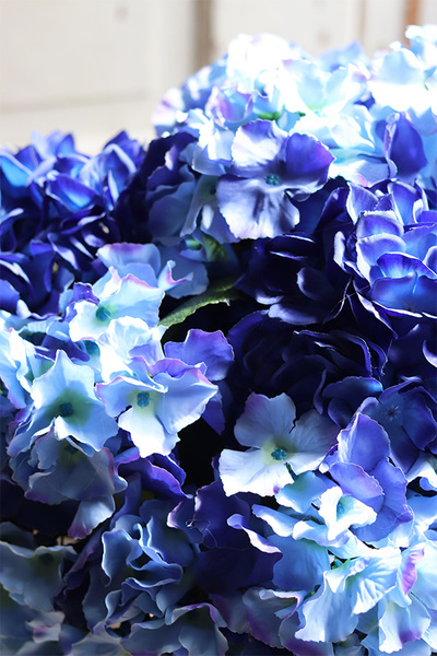 Energia Kosmosu, kompozycja z hortensjami w srebrnej misie