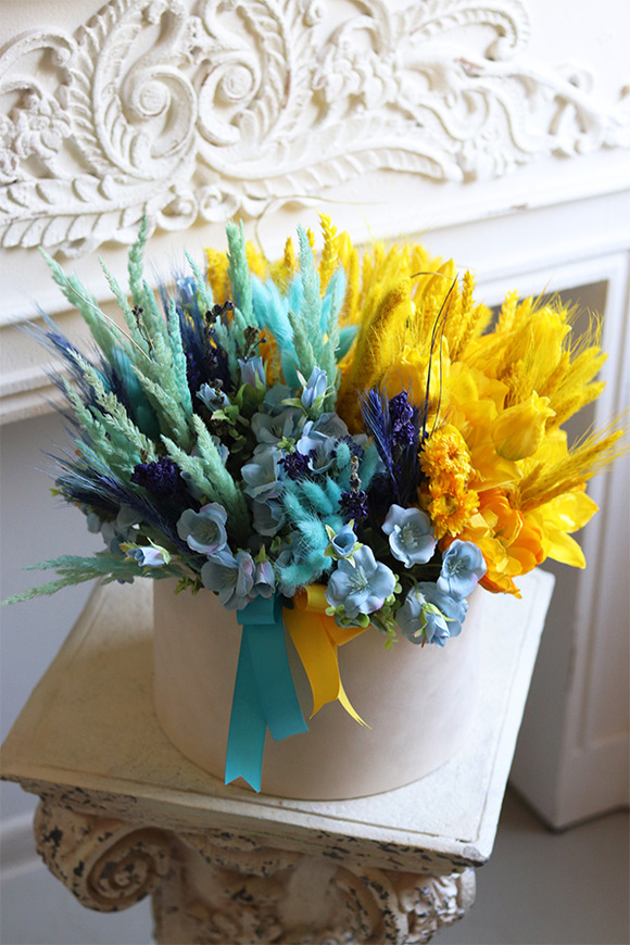 Ukraina Boho, flowerbox z dekoracją w barwach narodowych Ukrainy