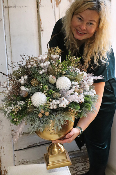 Elegancja Zimowa, kompozycja kwiatowa w złotym pucharze, wys.58cm