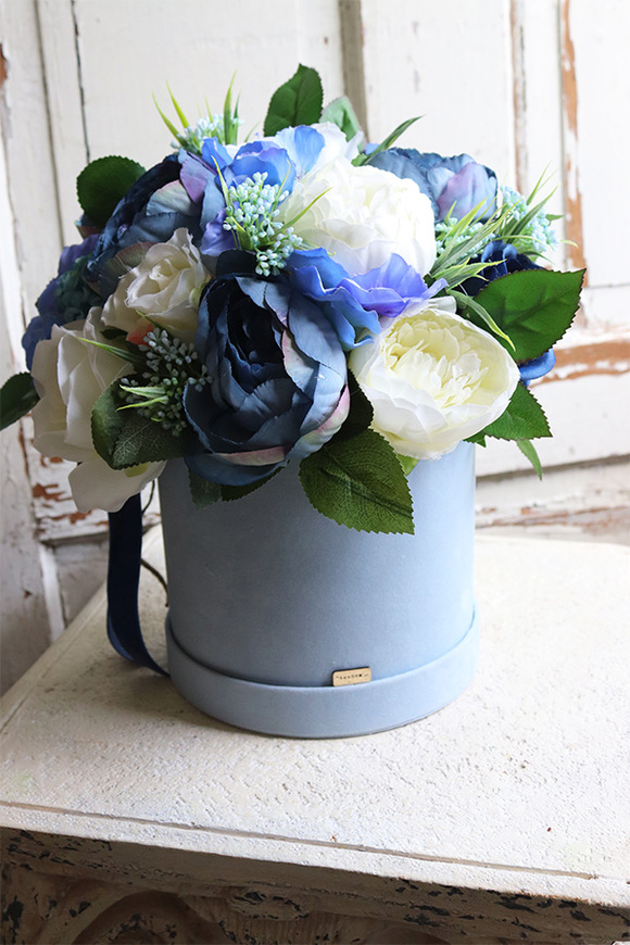 Bluenia Velvetia, welurowy flowerbox z niebieskimi kwiatami, wym.32x30cm