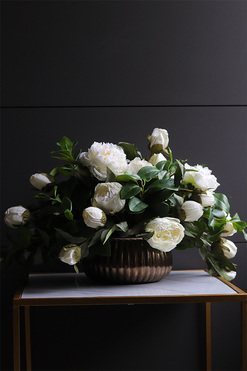 Meruta White, kompozycja kwiatowa z peoniami, wym.35x60cm