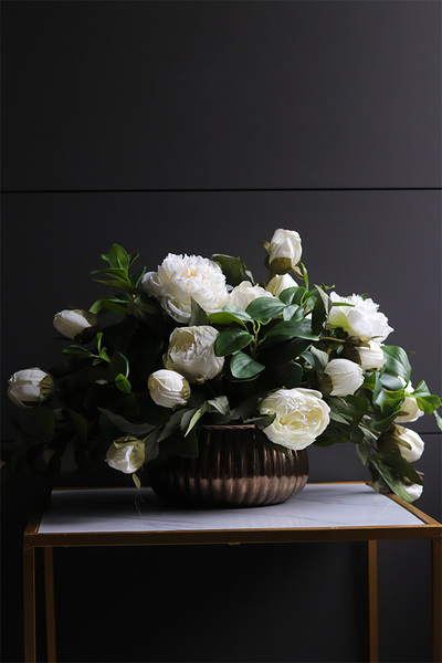 Meruta White, kompozycja kwiatowa z peoniami