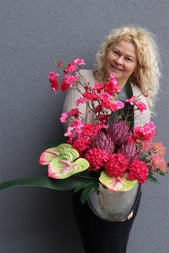 Hotel Warsaw, różowa kompozycja kwiatowa z proteą