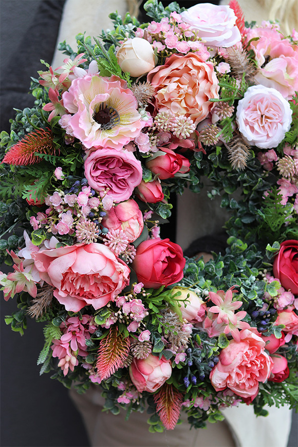 Morelita, różowo - brzoskwiniowy wianek na drzwi