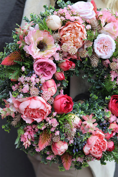 Morelita, różowo - brzoskwiniowy wianek na drzwi