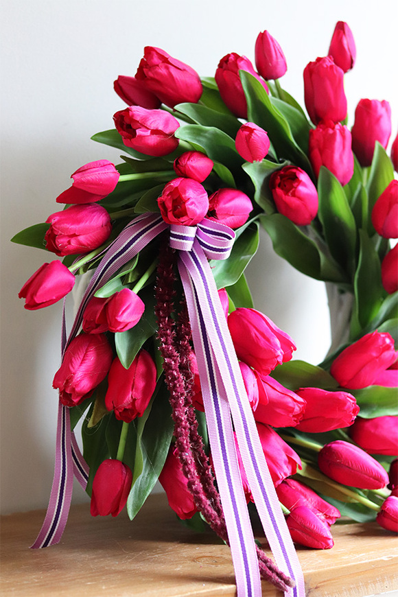 Witaj Wiosno Magenta, wiosenny wianek z tulipanów	