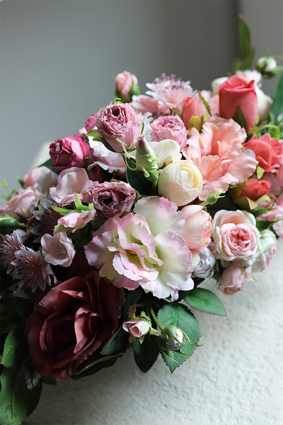 Pink Lady Alladino, kompozycja kwiatowa w lustrzanej misie