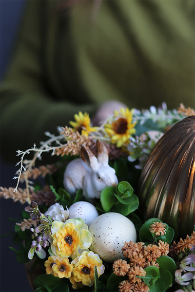 Palladito, stroik wielkanocny na talerzu z jajem