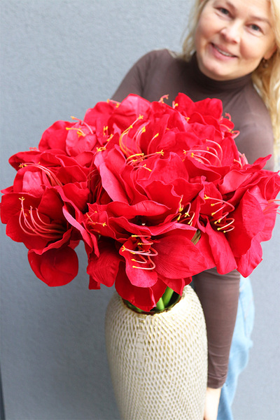 Red Bonfire, złoty wazon z amarylisami