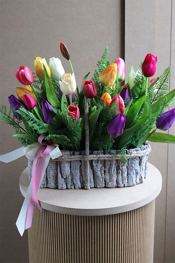 Tulipanova, wiosenna dekoracja kwiatowa w skrzynce