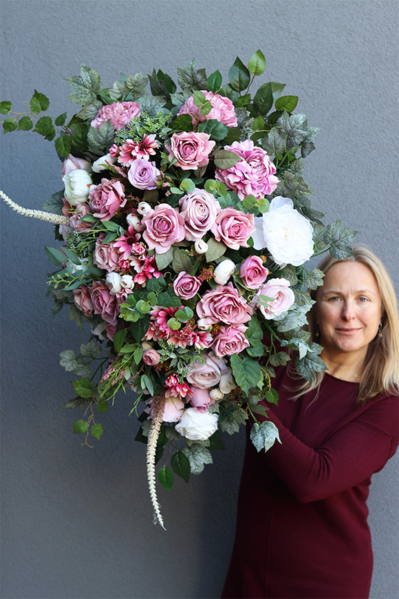 Betrella, okazała wiązanka nagrobna z różami