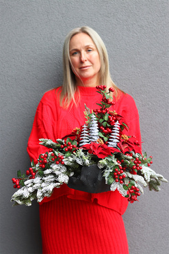 Czerwień Zimowa, świąteczna kompozycja nagrobna w misie, wym.40x70x46cm