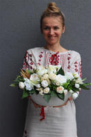 Trona Laosi, kompozycja kwiatowa w białym naczyniu