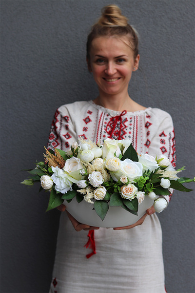 Trona Laosi, kompozycja kwiatowa w białym naczyniu