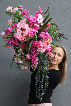 Bretania, kwiatowa kompozycja w czarnej, metalowej donicy, wys.50cm + elementy spływające  