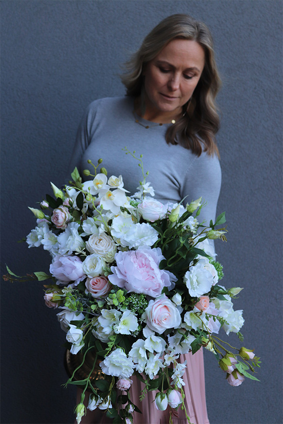 Carynea Gold, bogata kompozycja kwiatowa w pucharze