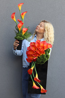 New Design Orange 2, dekoracja nagrobna na czarnej podstawie