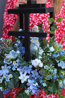 Blue Angelo Garden Wood, kompozycja nagrobna w lampionie