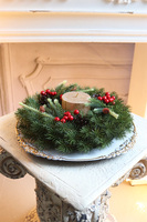 Simple Christmas, stroik ze świecą na talerzu