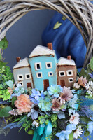 Miasteczko, wianek dekoracyjny z porcelanową figurką