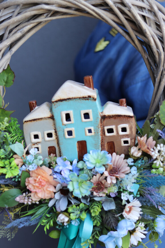 Miasteczko, wianek dekoracyjny z porcelanową figurką