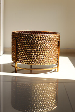 Golden Knot L, metalowa doniczka osłonka na nóżkach, wym.29x35.5cm 