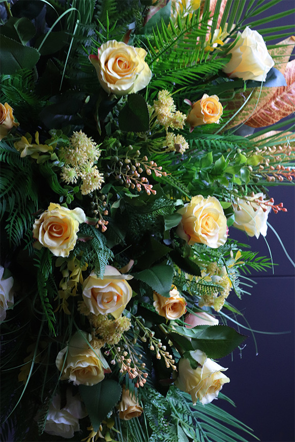 Herbaciane Róże Yellow, bogata wiązanka nagrobna