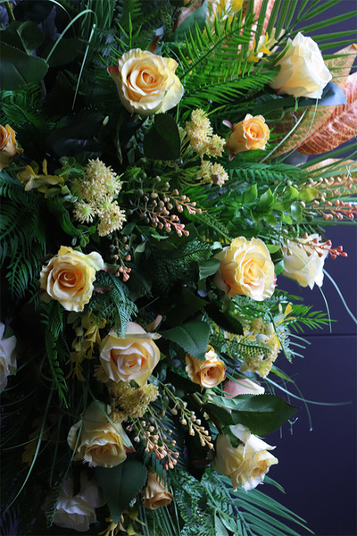 Herbaciane Róże Yellow, bogata wiązanka nagrobna