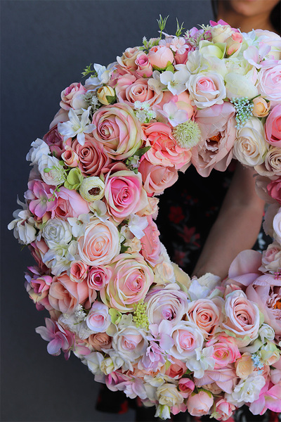 Bellis 2, różowy wianek na drzwi, śr.50cm