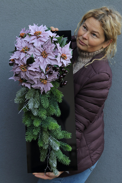 New Design Winter, dekoracja nagrobna na czarnej podstawie