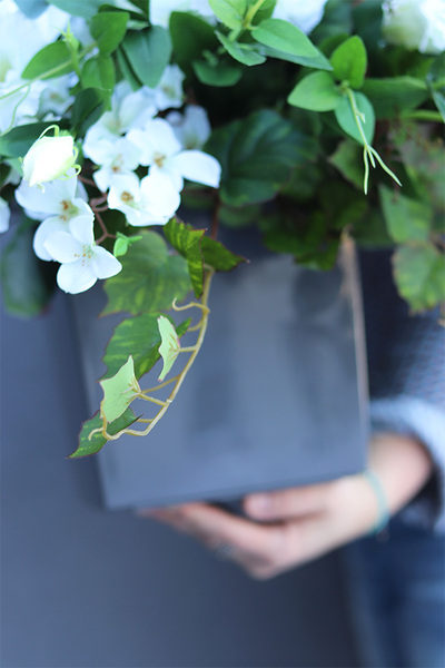 Balerio, biała kompozycja nagrobna w naczyniu, wym.63x65cm 