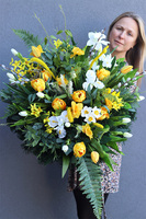 Spring Moment, wiązanka nagrobna z wiosennymi kwiatami