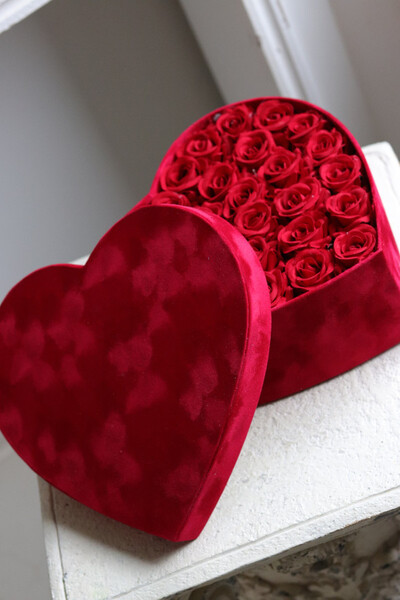 czerwony flowerbox z różami na walentynki, Serce Premium