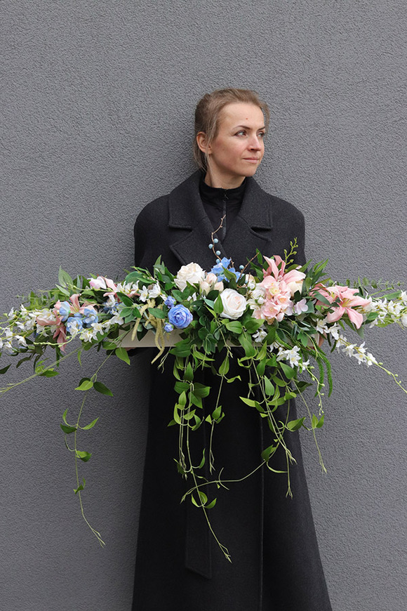 Longia Pastelia, kompozycja kwiatowa na długi stół