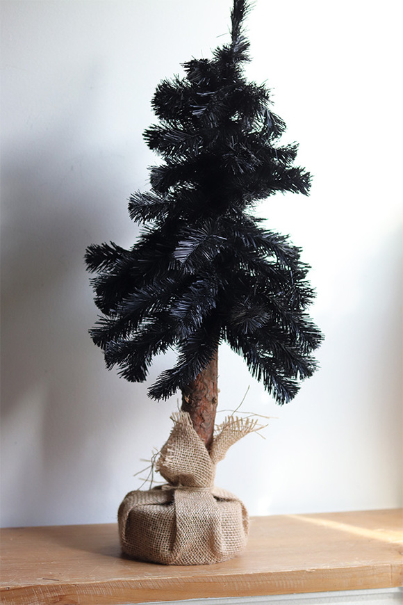 Black Winter dekoracyjna choinka sztuczna w jucie