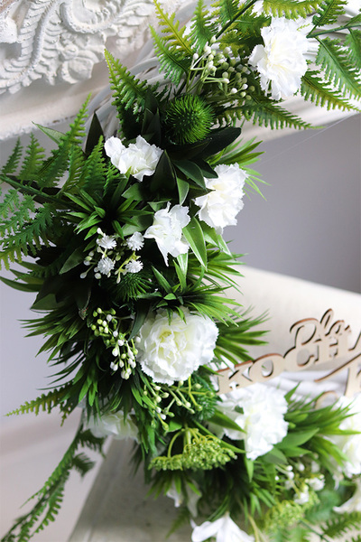 Białe Goździki, wieniec nagrobny z dedykacją