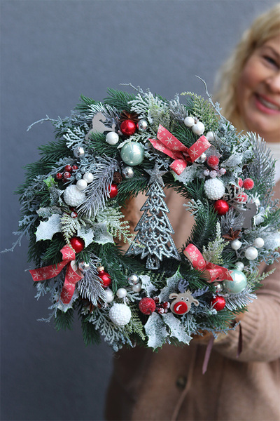 Srebrna Choinka, świąteczny wianek na drzwi