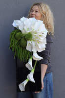 New Design Kalleno, dekoracja nagrobna na czarnej podstawie