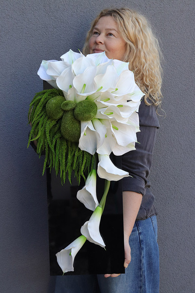 New Design Kalleno, dekoracja nagrobna na czarnej podstawie