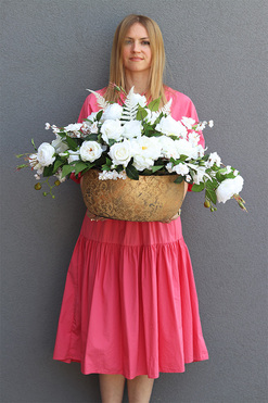 OD RĘKI Złota Rezydencja Lorient, kompozycja kwiatowa w złotej misie, wym.43x73x47cmcm